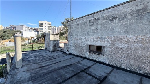 Antico Fabbricato Alle Porte di Putignano, Parzialmente In Pietra e Terreno.